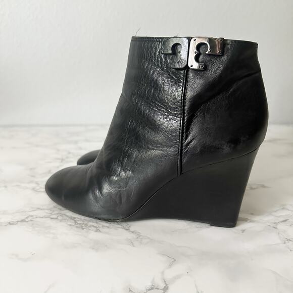 Tory Burch Lowell Black Leather Wedge Ankle Bootie women’s size 8.5 Silvertone T - Picture 1 of 15